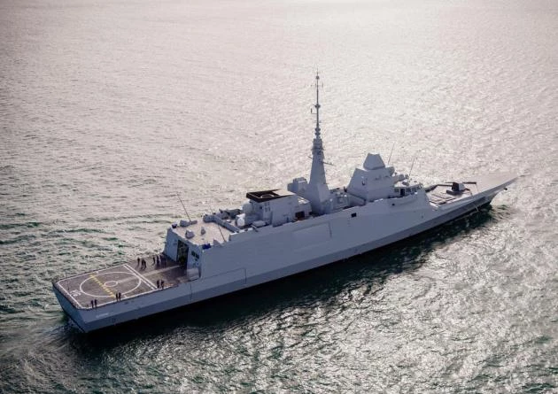 «Πρόβα» της γαλανόλευκης στις υπερσύγχρονες φρεγάτες Bellhara (βίντεο)